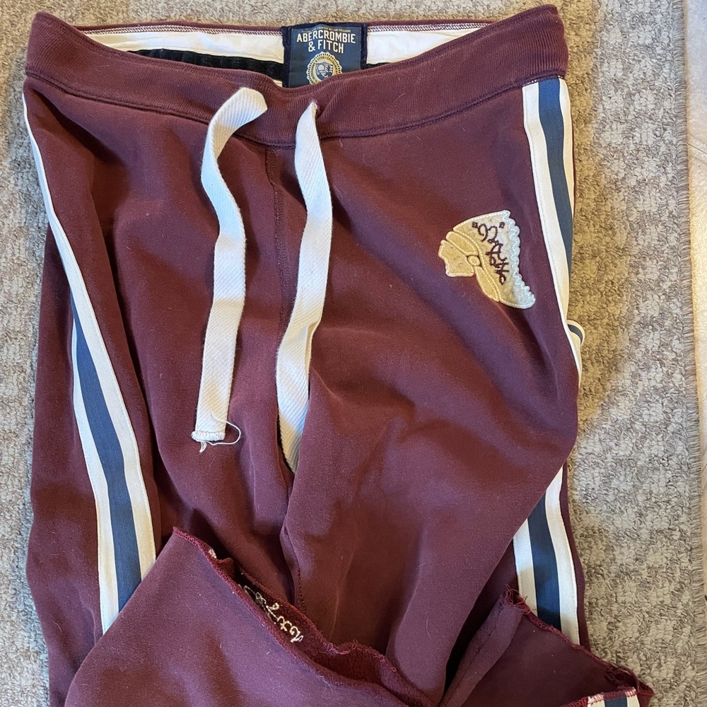 Men’s Abercrombie & Fitch maroon sweatpants